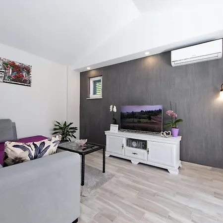 Tatil Evi Silencio Mit Pool Tučepi